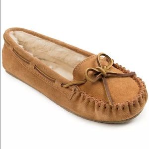 NEW Minnetonka Fur Lined Moccasin Slipper